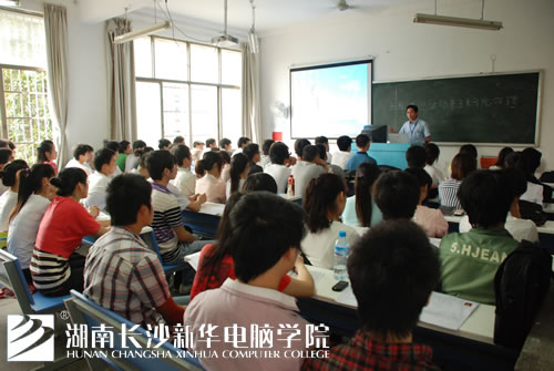 2,鸿扬集团人事刘总监来学院现场宣讲.jpg