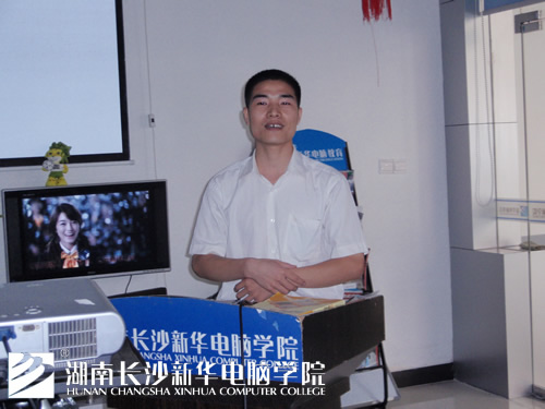 2,成功学子:新日公司分公司经理戴昌球现场介绍奋斗成功经历.jpg