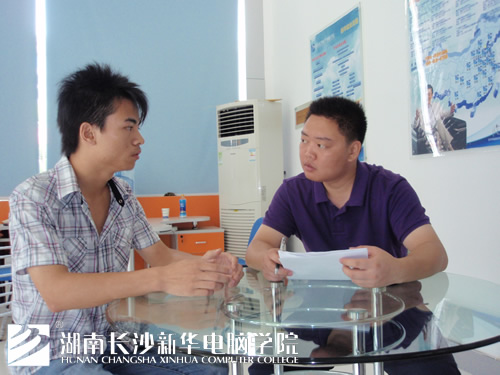 3,用人单位李经理现场面试学子.jpg