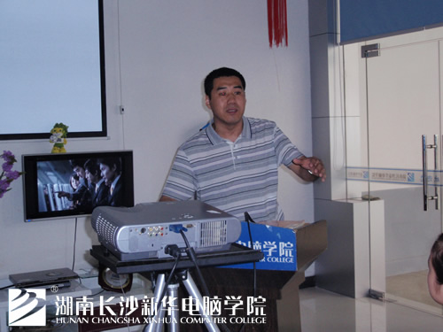 1,长沙新日平面设计制作公司李经理现场介绍单位情况.jpg
