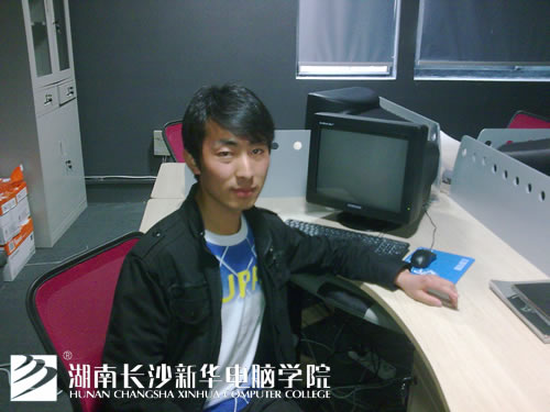 中电学子汪开山,现任苏州上品广告设计公司设计师.jpg