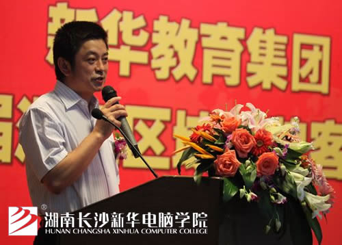 新华教育集团就业部陈建抗部长主持洽谈会.jpg