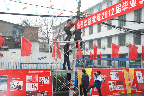 1 就业办老师为欢送学生做准备.jpg
