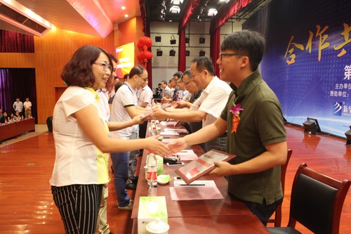 图十::为优秀合作企业授牌.jpg