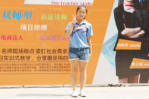 2可爱的郑逸群.jpg