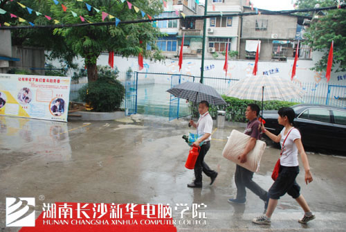 <a href=http://www.csxinhua.com/ target=_blank class=infotextkey>长沙新华电脑</a>学院工作人员为新生安排住宿.jpg