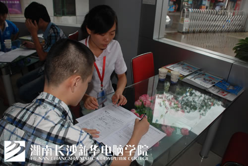 新生填表入学.jpg