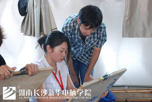 湖南<a href=http://www.csxinhua.com/ target=_blank class=infotextkey>长沙新华电脑</a>学院教师给学子悉心指导.jpg