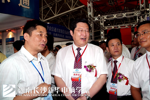全国政协副主席、科技部部长万钢(中)在学院展位前与学院老师亲切交流.jpg