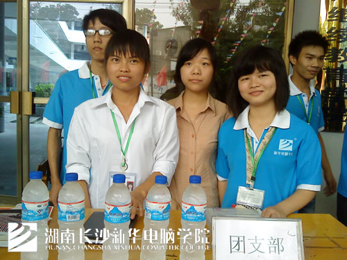 团支部为学生解疑.jpg