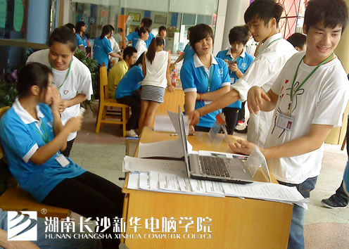 师生共同服务新生.jpg