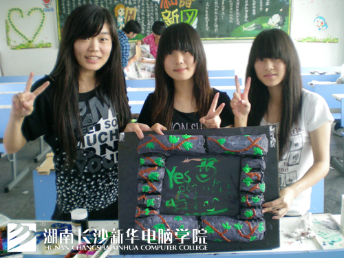 我院学生展示手工作品.jpg
