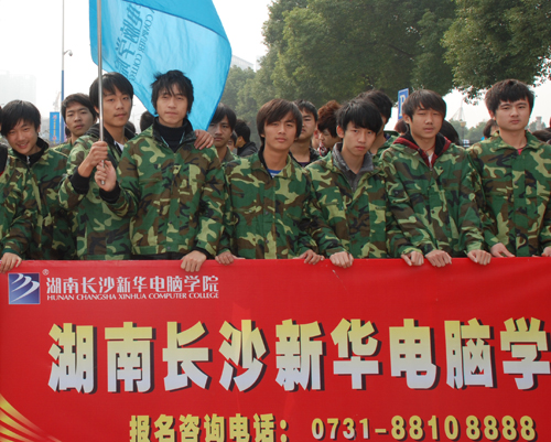 我院学子欢快合影.jpg