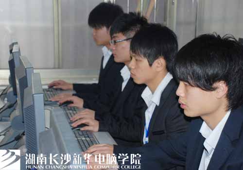 4参赛学子聚精会神,沉静淡定.jpg