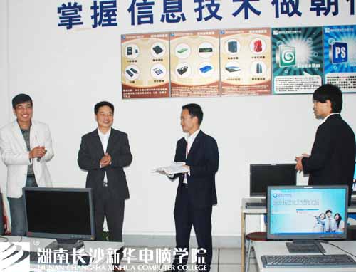 1 我院院长汤玉辉(左二)为参赛选手加油助阵.jpg