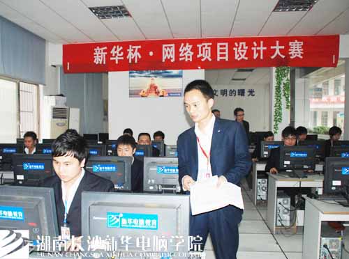 2项目设计大赛执行组长粟小苏为学生检查页面内容.jpg