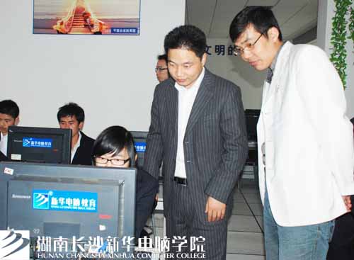 3学院院长汤玉辉与院长助理管如锁观看选手比赛.jpg