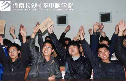 台下学子欢呼喝彩鼓舞.jpg