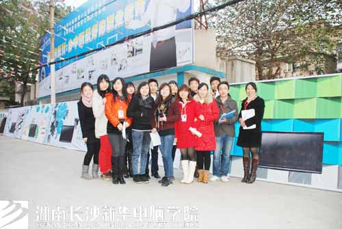 5教师评委欣喜在作品前合影留念.jpg