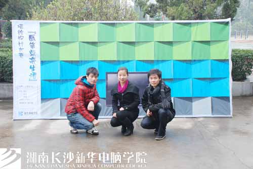 4大赛一等奖获得组在作品前合影.jpg