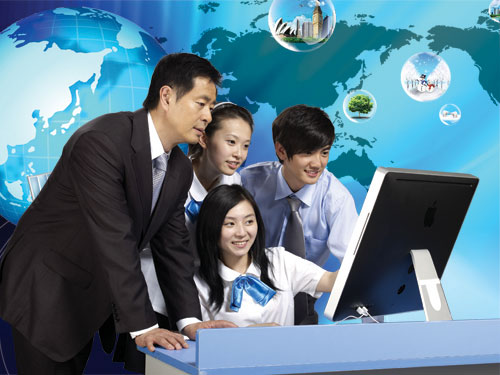 <a href=http://m.csxinhua.com/xuezifangtan/ target=_blank class=infotextkey>新华学子</a>理论与实践相结合,培养精湛IT技能.jpg