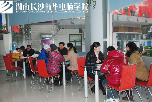 2湖南<a href=http://www.csxinhua.com/ target=_blank class=infotextkey>长沙新华电脑</a>学院资深职业规划师为学子分析专业特点.jpg