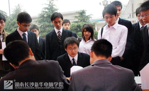 2009年春季人才交流会现场,学员正与用人单位交流.JPG