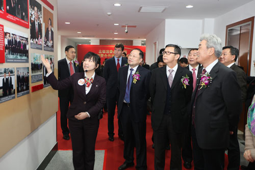 4新华教育集团领导陪同相关与会领导参观北银.jpg