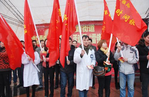 3市民满腔热情积极参与活动中来.jpg