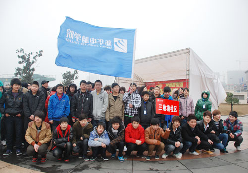 1.天寒地冷的恶劣天气,也阻挡不了学子们一颗颗火热的心。湖南<a href=http://www.csxinhua.com/ target=_blank class=infotextkey>长沙新华电脑</a>学院的学子们正热情洋溢地参加“学雷锋”活动启动仪