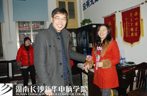 4.湖南<a href=http://www.csxinhua.com/ target=_blank class=infotextkey>长沙新华电脑</a>学院学生管理部,曾清老师开心地结果鲜花.jpg