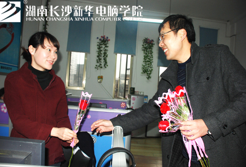 1.学院院长助理管如锁给老师送上娇艳的玫瑰,并致以亲切的问候.jpg