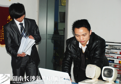 4.项目实训答辩负责人粟小苏老师现场综合考评.jpg