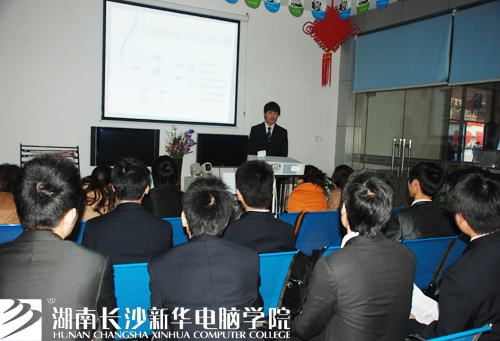 1项目实训答辩现场,考生正为大家讲解“全真企业模拟”PPT.jpg