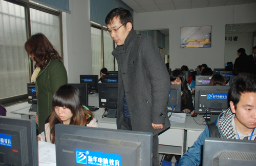 4湖南<a href=http://www.csxinhua.com/ target=_blank class=infotextkey>长沙新华电脑</a>学院院长助理管如锁亲临现场督察.jpg