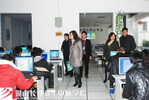 1.长沙市人力资源和社会保障局培训处曾处长及同行走进考试现场.jpg