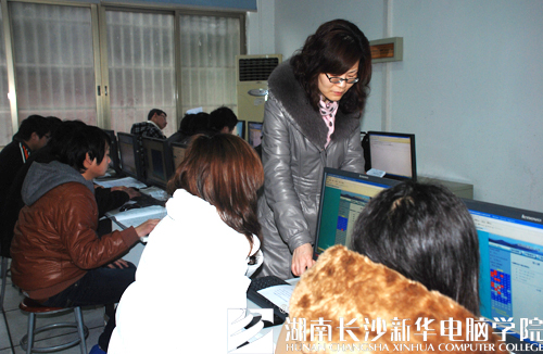 长沙市人力资源和社会保障局培训处周处长正为学生核实准考证.jpg