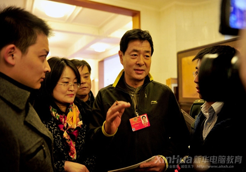 著名表演艺术家、北京人民艺术剧院副院长、新华电脑教育形象大使濮存昕为新华两位荣誉校友颁奖,并共同按下手印泥并签名.jpg