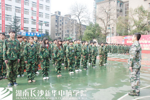 4.立正,向前看,动作虽然简单,但新生学子们非常认真和投入.jpg
