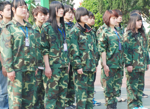 3穿着迷彩服的女生,也毫不懈怠地做好每个动作.jpg