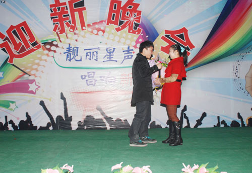 5家长亲临现场为演唱者捧场并亲手送上美丽的鲜花.jpg
