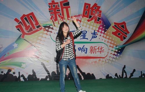3歌曲《较美的太阳》赢得观众阵阵掌声.jpg