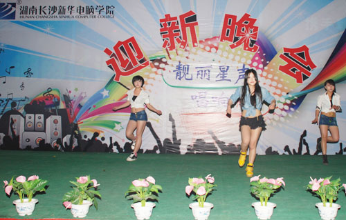1.学院舞蹈协会为大家带来动感的开场舞.jpg