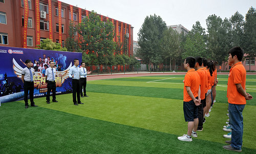 同学们接受拓展教练训话.jpg