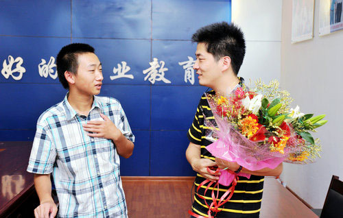 5导演辛苦,一束鲜花表达我们选手的心意.jpg