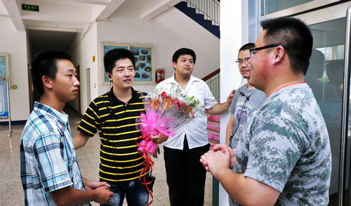 6导演向带队老师夸奖选手.jpg