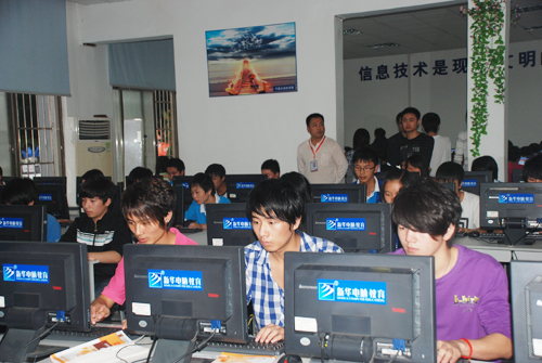 我院学生正进行“键盘任我行”比赛.jpg