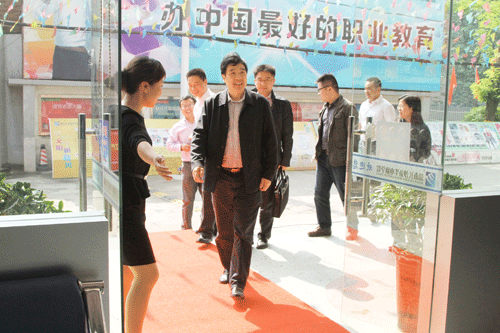 何局长一行参观我院咨询中心.gif