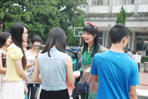 周总(右二)与学生对于产品的供销问题进行讨论.jpg