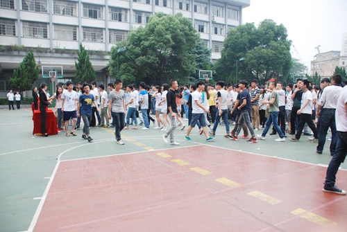 学生们有序的进行捐款.jpg